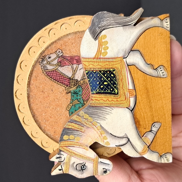 Handmade coaster set with hainpainted show horses - Picture 2 of 8